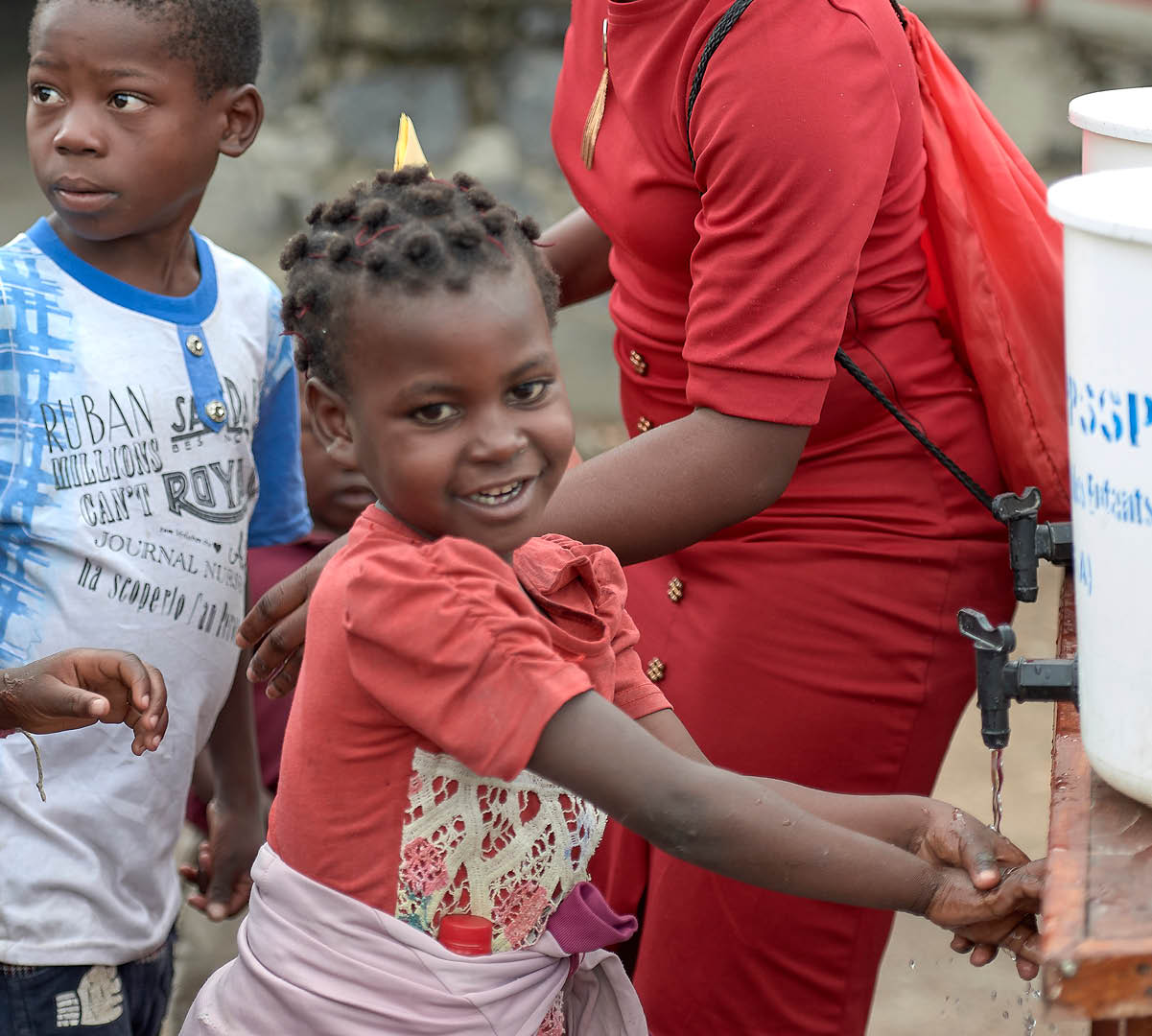 Unos niños se lavan las manos en una solución diluida de lejía en la iglesia Heal Africa de Goma, una ciudad devastada por la guerra en el este de la República Democrática del Congo Estas estrictas medidas de higiene son habituales desde que la región sufrió un brote de ébola a principios de 2018 