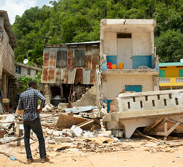 Casas y negocios en ruinas en el pueblo pesquero de Pestel, en el departamento haitiano de Grand Anse, tras el terremoto del 14 de agosto, el 24 de agosto de 2021 (Foto de Allison Shelley para LWR Corus)