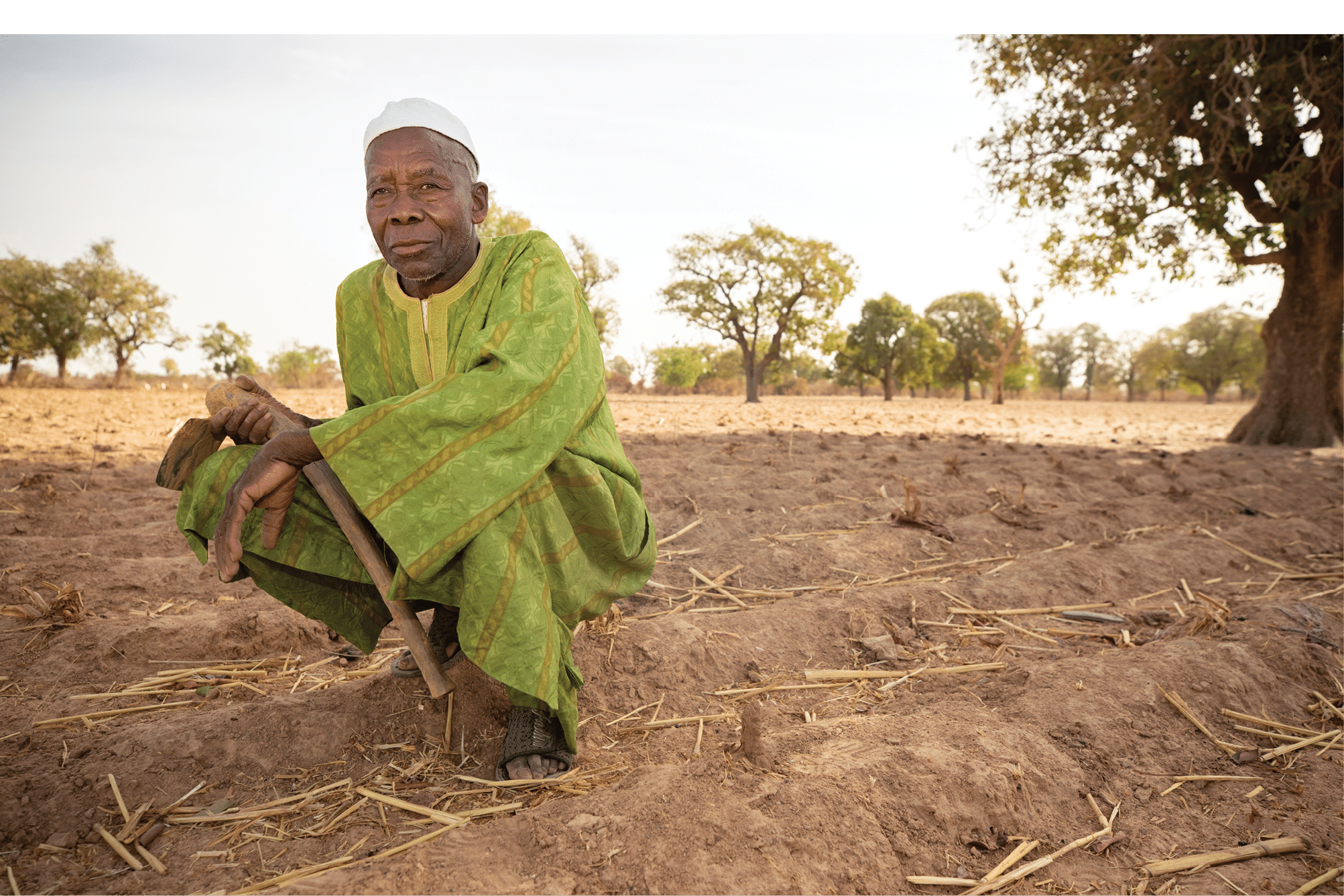 Mahammoud Traore (75) mantiene a una familia de 21 personas gracias a su actividad agrícola en la aldea de Dougouninkoro, Malí Pero el cambio climático ha afectado a los patrones meteorológicos en los últimos años y ya no ha podido cultivar tanto como antes Ahora, las reservas de alimentos de su familia siempre se agotan antes de que pueda recoger su nueva cosecha En consecuencia, siempre hay un par de meses al año en los que la familia pasa hambre y a menudo tienen que endeudarse para comprar o pedir prestados alimentos Crisis del Sahel 2021; Cercle de Barouéli, Malí 22 de febrero de 2021 Foto de Jake Lyell 