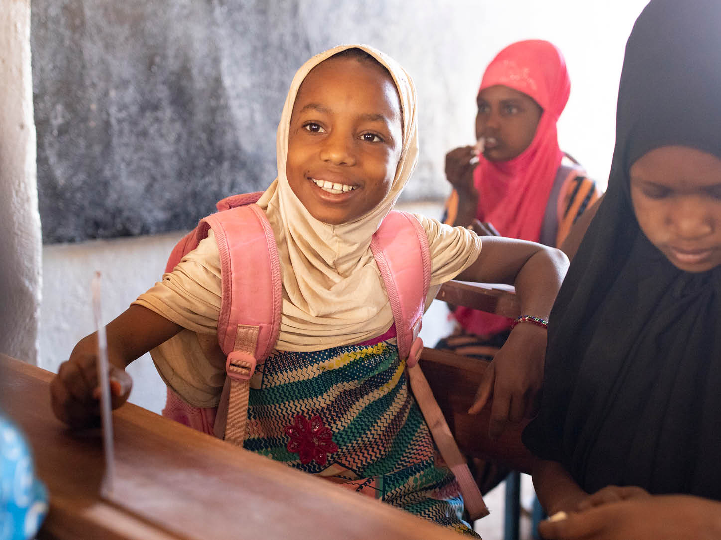 El campamento de Senou está situado en el extremo sur de Bamako, la capital de Malí Es uno de los ocho campamentos informales de este tipo que hay en la ciudad y, por sí solo, alberga a 223 familias y algo más de 1.000 desplazados internos Las familias que viven aquí han huido de la violencia y la insurrección en el norte y el centro del país Debido a que la mayoría de ellas carecen de medios de subsistencia o de una fuente regular de alimentos, el hambre es un problema diario y la malnutrición entre su población sigue estando muy extendida Aquí, los niños aprenden en la única escuela primaria del campamento, impartida por la Sra. Asmatou Coulibably Sahel 2021 Crisis; Senou, Malí 24 de febrero de 2021 Foto de Jake Lyell 