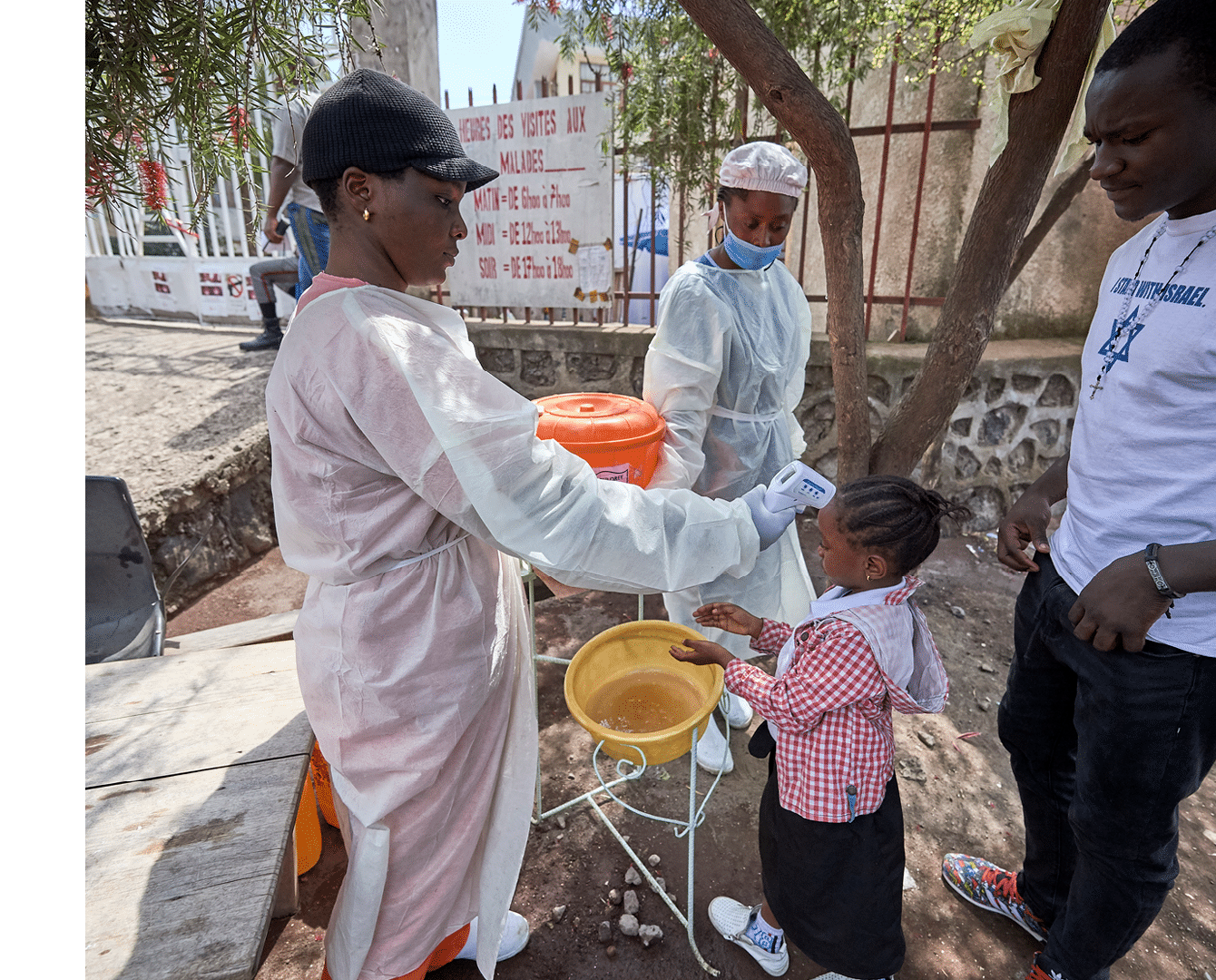 Eveline Shabani Matondo utilise un thermomètre infrarouge pour vérifier que les visiteurs ne présentent pas de symptômes d'Ebola à l'entrée de l'hôpital Heal Africa à Goma, une ville de l'est de la République démocratique du Congo. Depuis l'épidémie mortelle d'Ebola en 2018, les autorités sanitaires de la région ont mis en place des mesures strictes pour prévenir la propagation de la maladie. Outre la prise de température, les visiteurs doivent également se rincer les mains dans une solution d'eau de Javel diluée. 