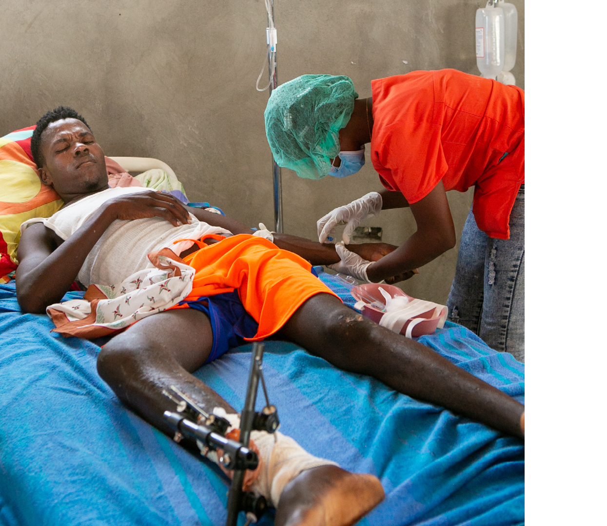 Des victimes du tremblement de terre se rétablissent dans une salle de l'hôpital Saint-Antoine à Jérémie, en Haïti, le 22 août 2021, huit jours après un tremblement de terre de magnitude 7,2 qui a dévasté la région (Photo par Allison Shelley pour LWR Corus).