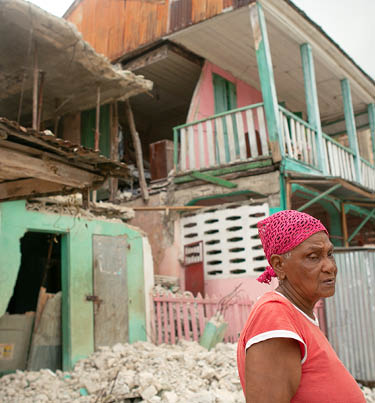Philistein Victor, 81 ans, se tient devant sa maison et celle de son fils, à côté, toutes deux détruites par le tremblement de terre du 14 août à Corail, dans le département de la Grand'Anse en Haïti, le 24 août 2021. Le village de pêcheurs a été fortement endommagé par le séisme (Photo par Allison Shelley pour LWR Corus).