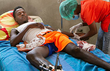 Des victimes du tremblement de terre se rétablissent dans une salle de l'hôpital Saint-Antoine à Jérémie, en Haïti, le 22 août 2021, huit jours après un tremblement de terre de magnitude 7,2 qui a dévasté la région (Photo par Allison Shelley pour LWR Corus).