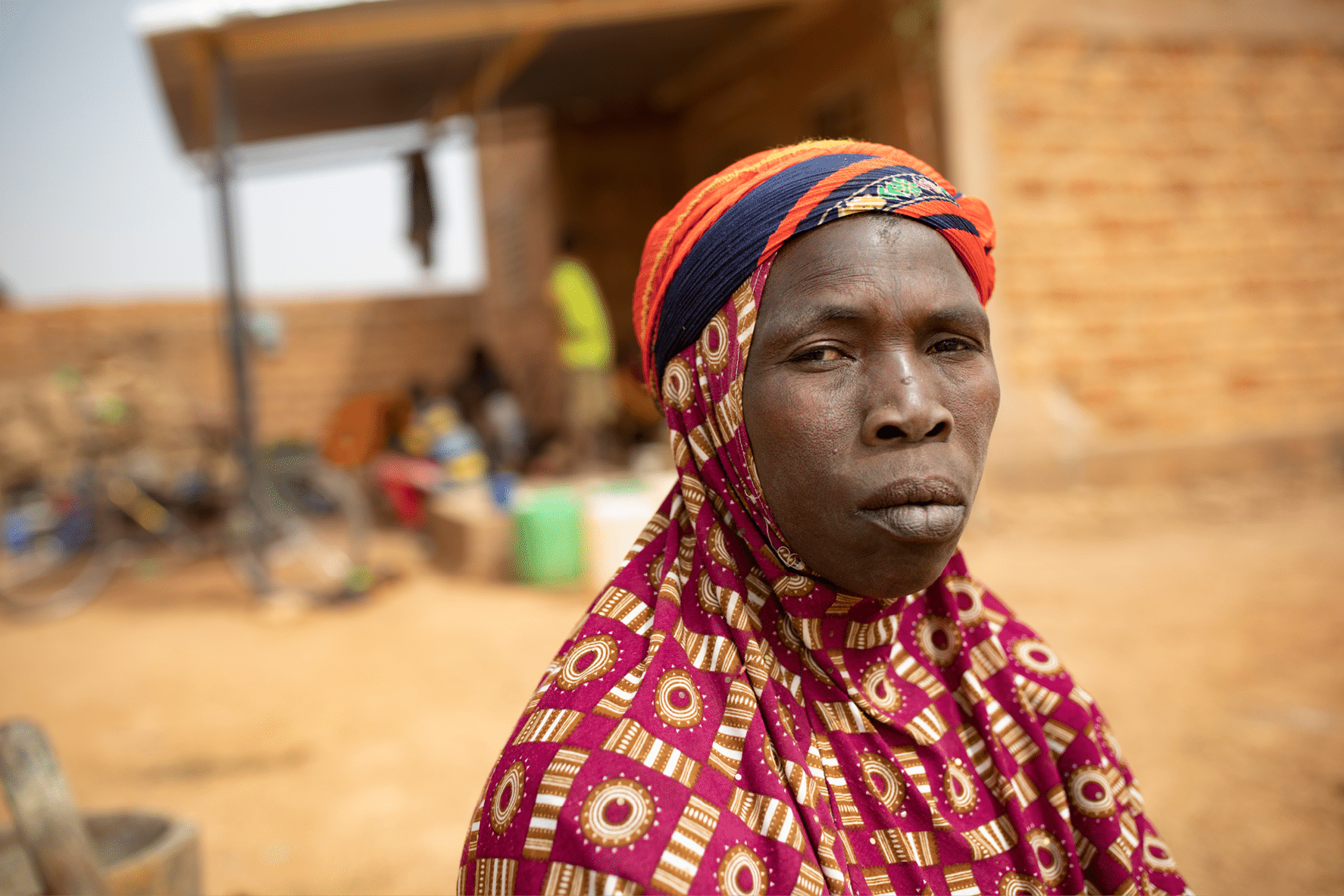 Yaoumou Arama (50 ans) a fui la violence et l'insécurité dans le nord-est du Burkina Faso et vit maintenant comme déplacée interne dans la ville occidentale de Nouna Yaoumou est le seul soutien de sa famille de sept personnes et gagne maigrement sa vie en cuisinant et en vendant des collations et des repas aux voisins Son mari âgé est malade et incapable de travailler Ses jeunes enfants et ses enfants adultes sont incapables de trouver un emploi Vivant dans une petite enceinte louée, sans aucun endroit où cultiver, la famille lutte contre la faim et pour gagner assez d'argent pour acheter de la nourriture Je n'aime pas la vie ici, dit-elle Si je pouvais cultiver ici, la vie serait meilleure Sahel, vivant dans une petite enceinte louée, sans aucun endroit où cultiver, la famille lutte contre la faim et pour gagner assez d'argent pour acheter de la nourriture Je n'apprécie pas la vie ici, dit-elle Il n'y a pas d'endroit où travailler Si je pouvais cultiver ici, la vie serait meilleure Crise du Sahel 2021 ; Province de Kossi, Burkina Faso 20 février 2021 Photo de Jake Lyell 