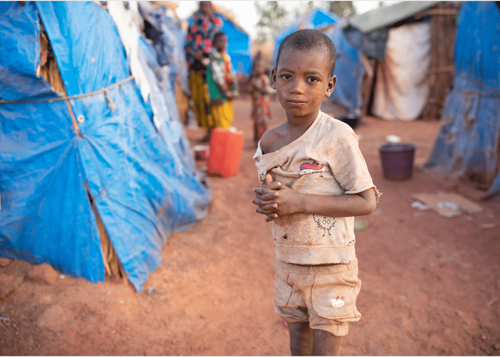 Le camp de Senou se trouve à la périphérie sud de Bamako, la capitale du Mali Il s agit de l un des huit camps informels autour de la ville et, à lui seul, il abrite 223 familles et un peu plus de 1000 personnes déplacées Les familles qui vivent ici ont fui la violence et l insurrection dans le nord et le centre du pays Parce que la plupart d entre elles n ont pas de moyens de subsistance ou de source de nourriture régulière, la faim est un défi quotidien et la malnutrition parmi la population reste répandue Ici, Saido Diallo, sept ans, se tient devant l abri de sa famille Crise Sahel 2021 ; Senou, Mali 24 février 2021 Photo de Jake Lyell 