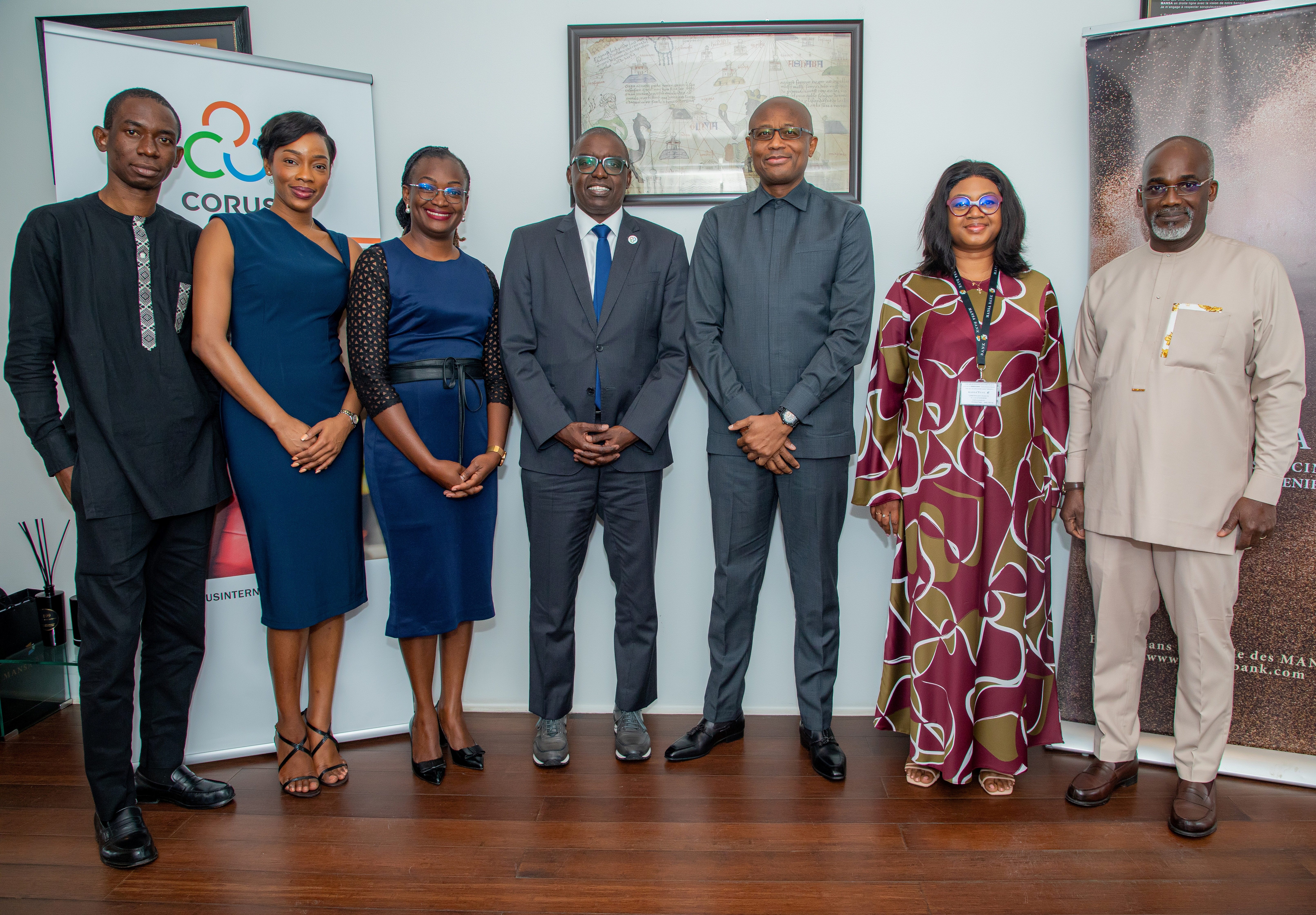 Le personnel de Corus et de MANSA BANK pose ensemble après la signature du protocole d'accord.
