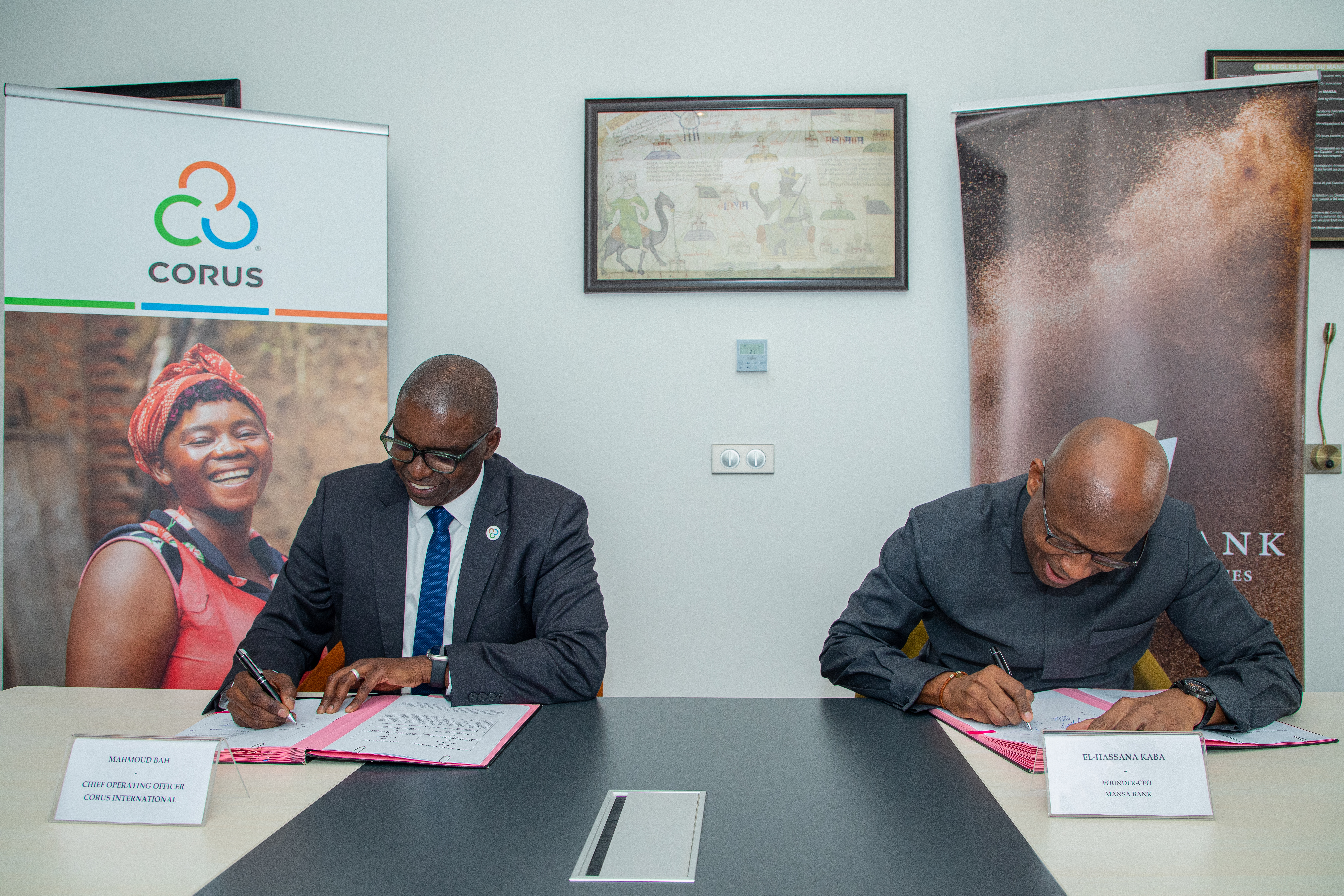 Mahmoud Bah et El-Hassana Kaba signent un protocole d'accord.
