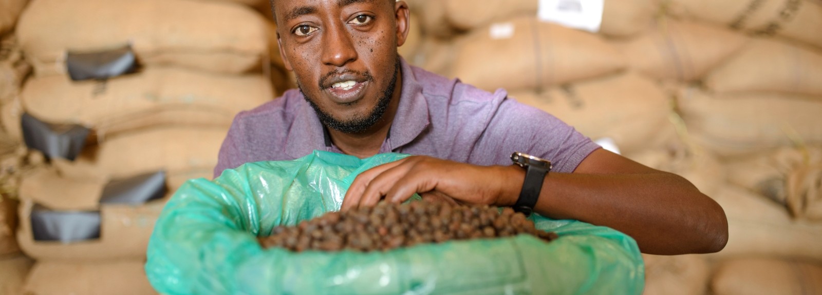 Corus hace crecer los mercados mundiales del café y el cacao del agricultor al consumidor  