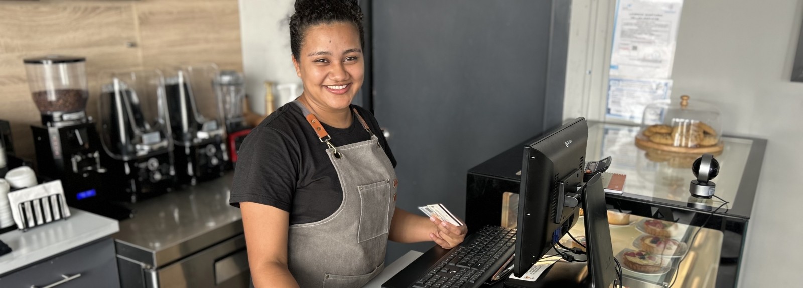 La historia de Nayely: Abriendo puertas a los jóvenes de Honduras