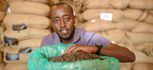 Corus hace crecer los mercados mundiales del café y el cacao del agricultor al consumidor  