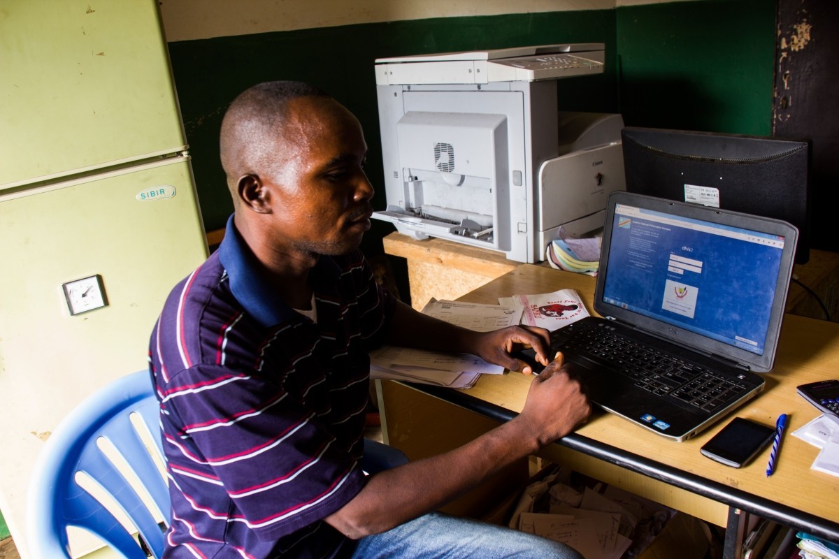 A head nurse uses DHIS2 at the central office of the health zone to enter his health center’s monthy reports.