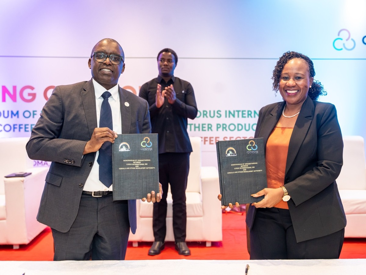 La directrice générale du COPRA, Mme Irene M. Mlola, et le directeur de l'exploitation de Corus, Mahmoud Bah, brandissent leurs copies signées du protocole d'accord.
