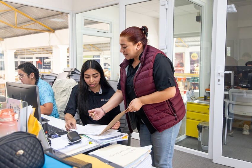 Alicia Vargas supports Dayana Fuentes as they work at El Baratillo.