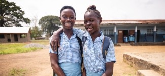 Autrefois décrite comme l'enfant la plus triste, elle est aujourd'hui heureuse et fière d'aller à l'école. 