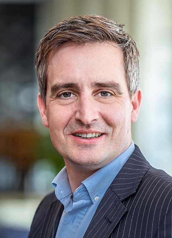 Simon Lewis - Jefe de Gabinete de Corus International