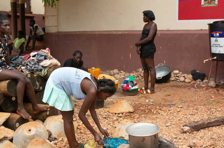 Miembros de la comunidad haitiana realizan tareas cotidianas. 